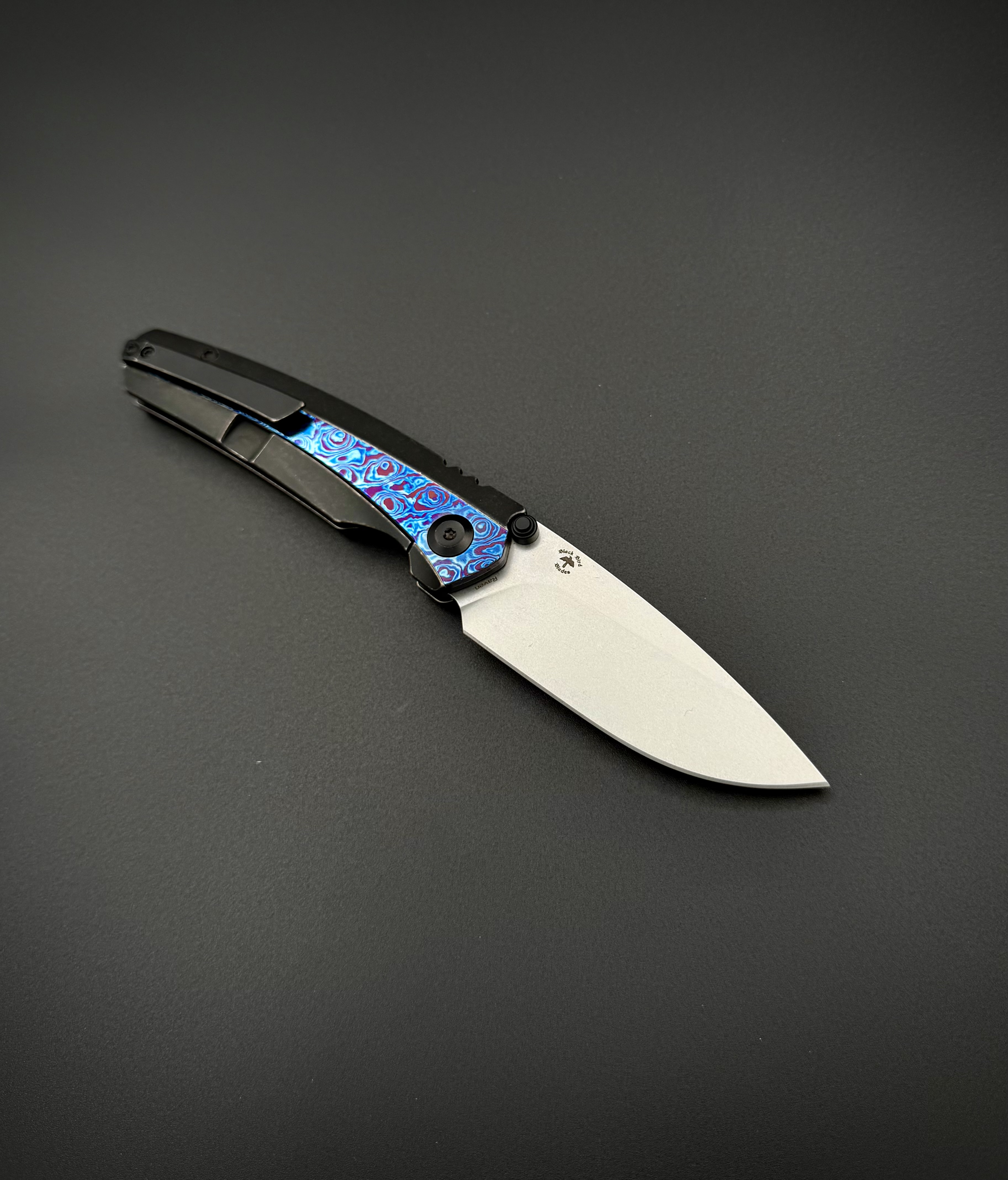 Складной нож Kansept Knives Raven, сталь CPM 20CV, SW, рукоять титан/тимаскус
