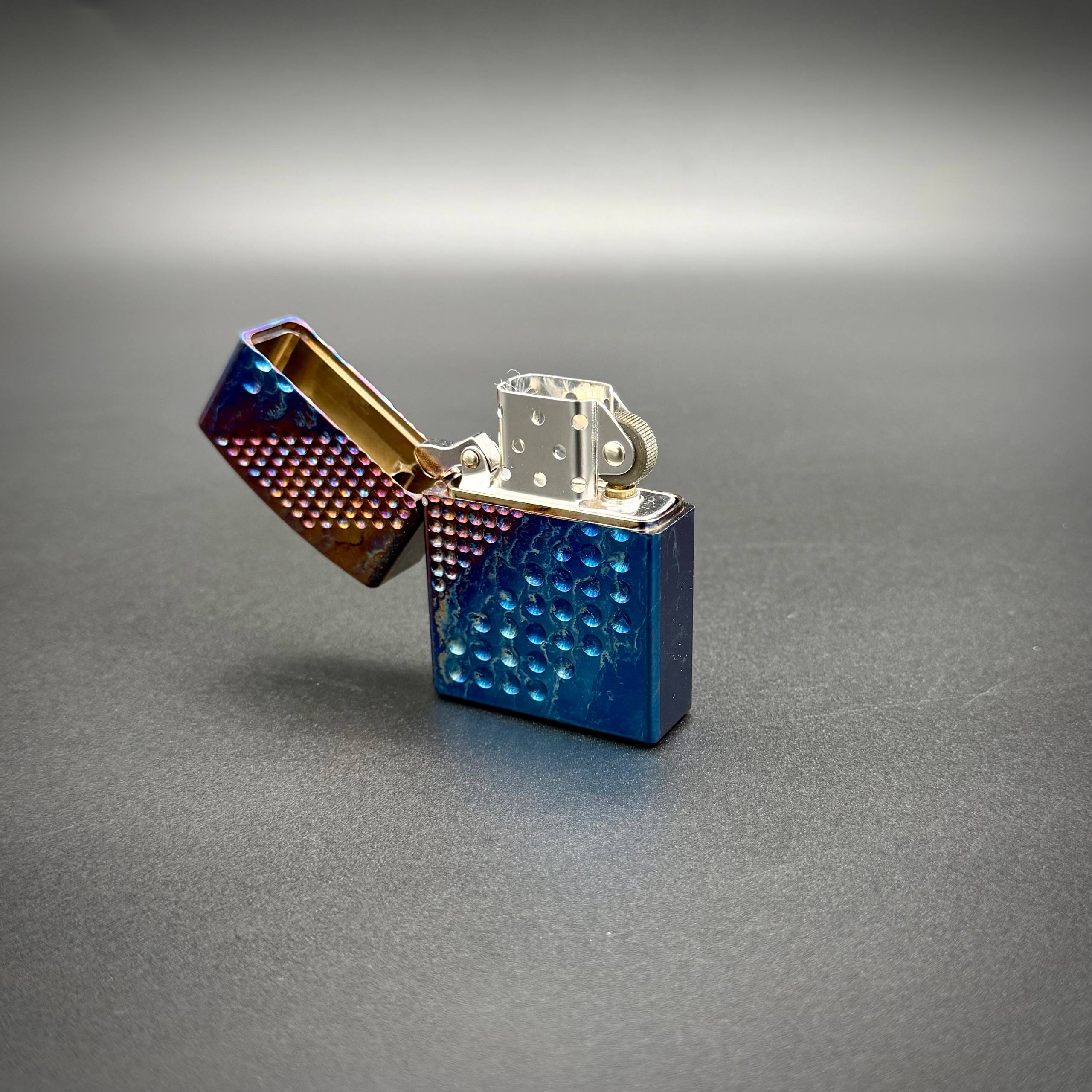Зажигалка с титановым корпусом Точки Electric Blue Pioneer EDC