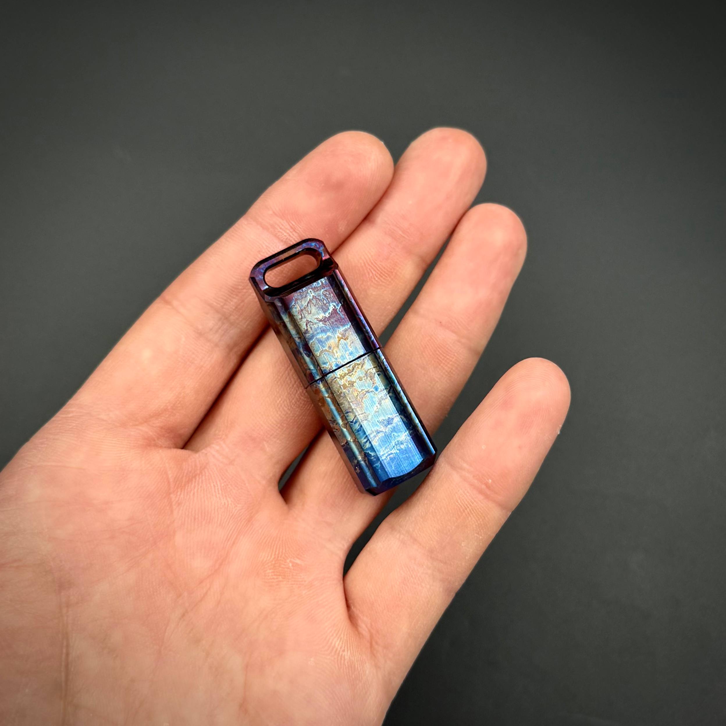 Зажигалка в герметичном титановом контейнере Electric Dark Pioneer EDC