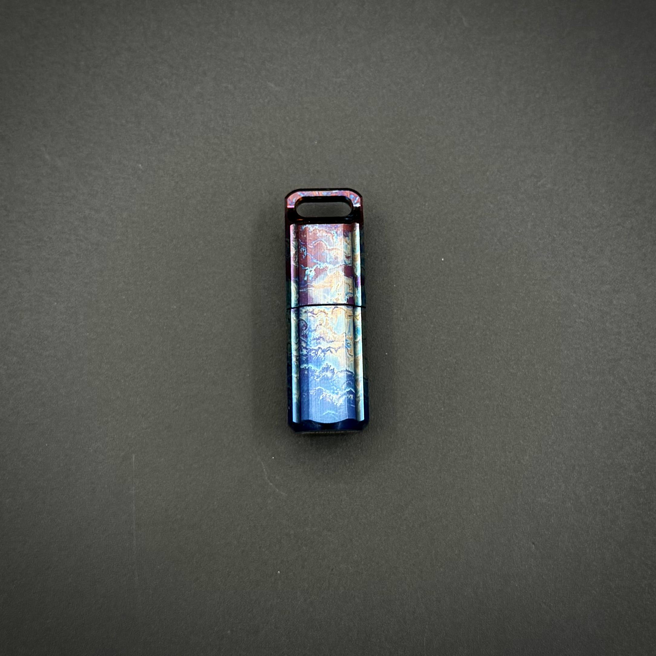 Зажигалка в герметичном титановом контейнере Electric Dark Pioneer EDC
