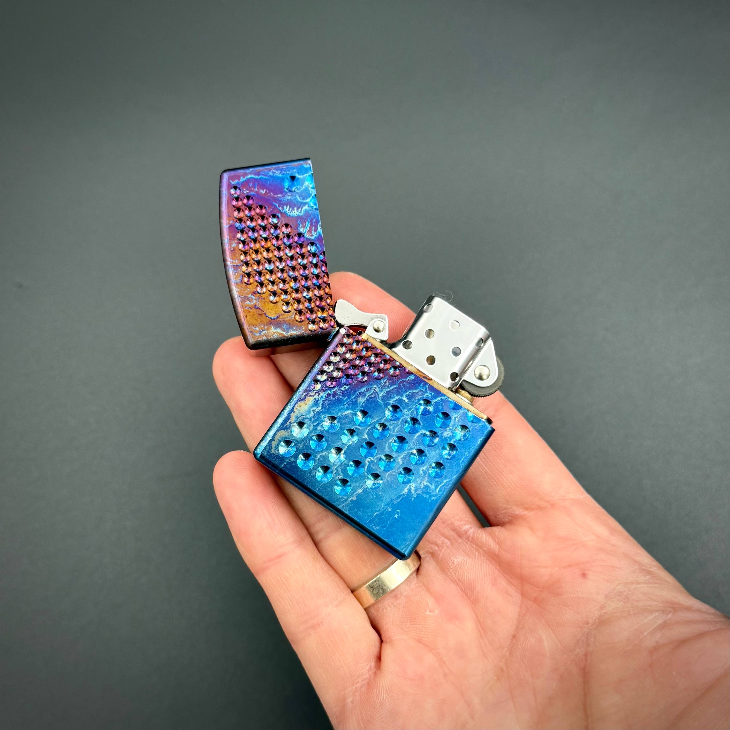 Зажигалка с титановым корпусом Точки Electric Blue Pioneer EDC
