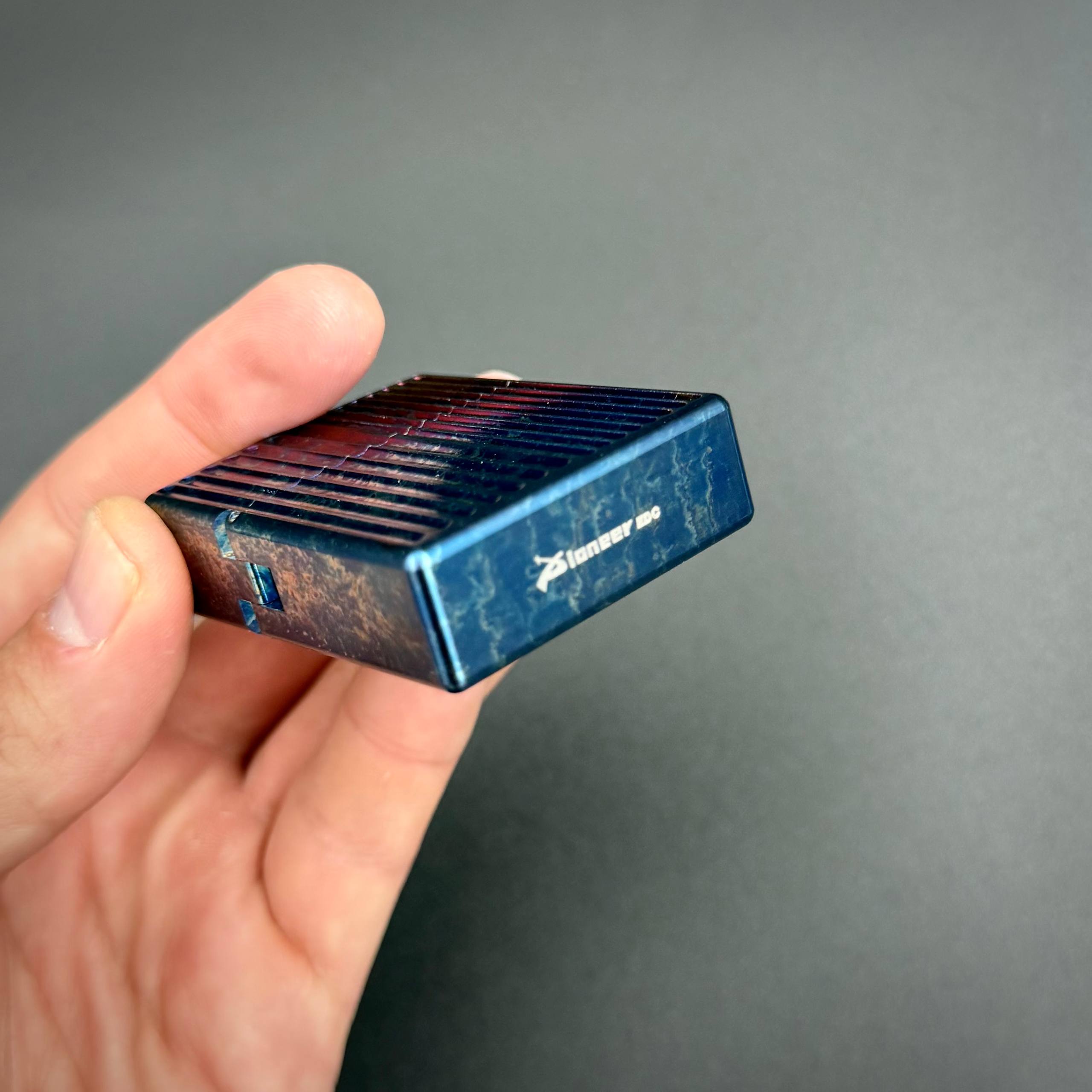 Зажигалка с титановым корпусом Electric Blue Pioneer EDC